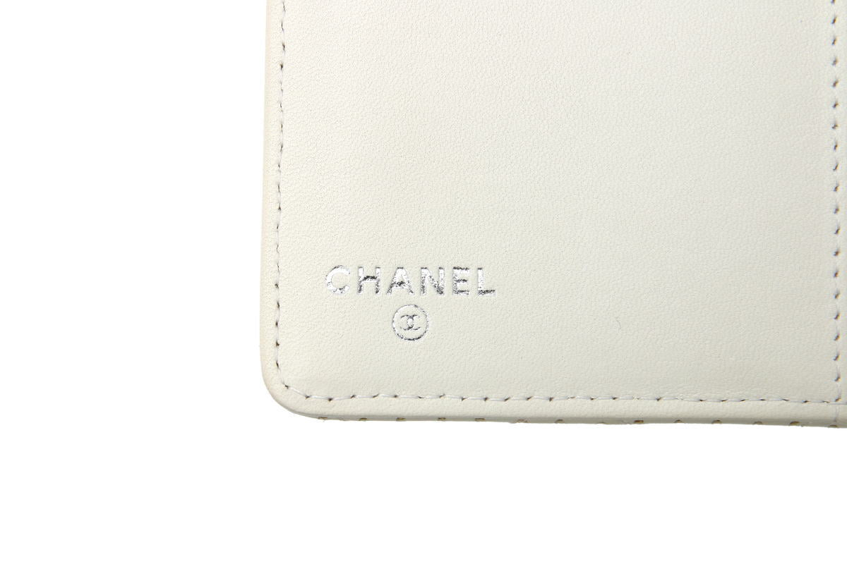 CHANEL シャネル ココマーク パンチング マトラッセ 二つ折り長財布 A31509 ラムスキン　ホワイト 2200052